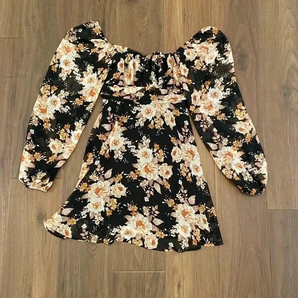 NWT blu pepper Floral Long Sleeve Tie Back Mini Dress
Size S off the shoulder